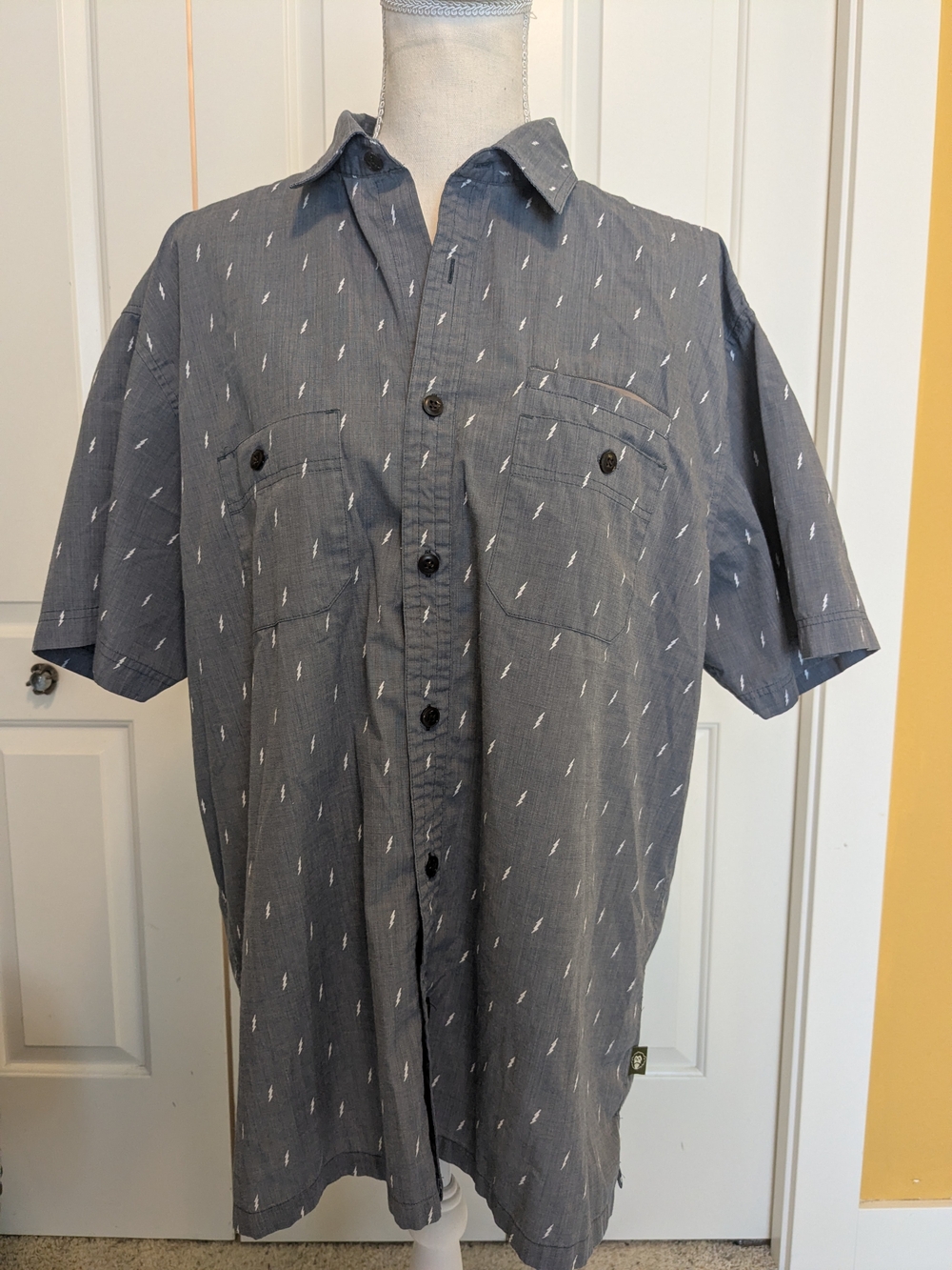 Howler Brothers Slate Blue Short-Sleeve Button-Down with Print. Men's Large